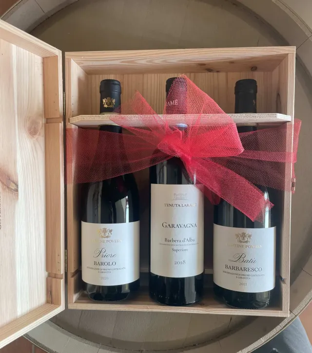 Cantine Povero Le Langhe set vinuri 3 sticle cutie lemn