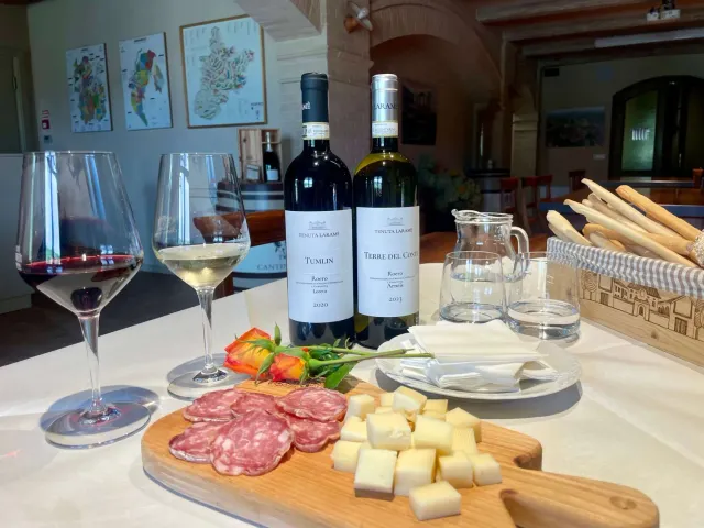 Cantine Povero Incontro tra il Roero e le Terre Alfieri set vinuri
